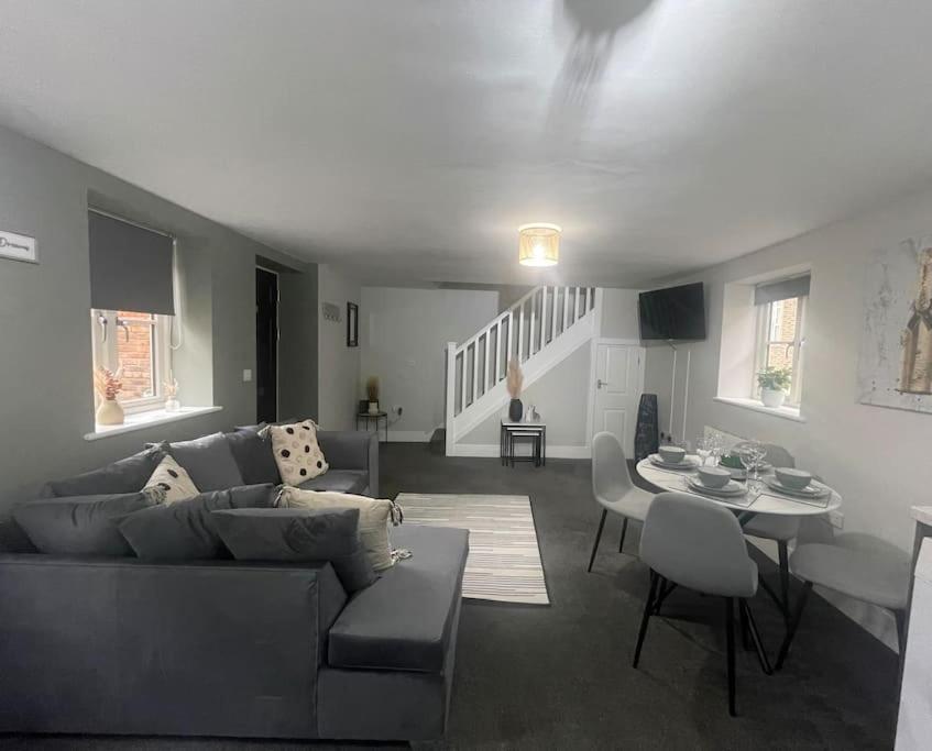 Cedar House - 2 Bed House With Free Parking In Town Centre! By Shortstays4U King's Lynn Eksteriør billede